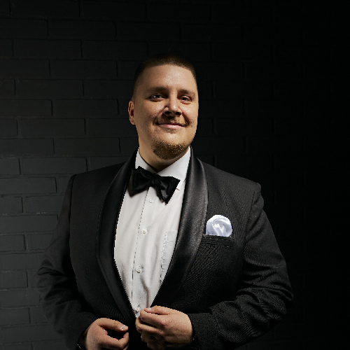 Ведущий Максим Ивановский